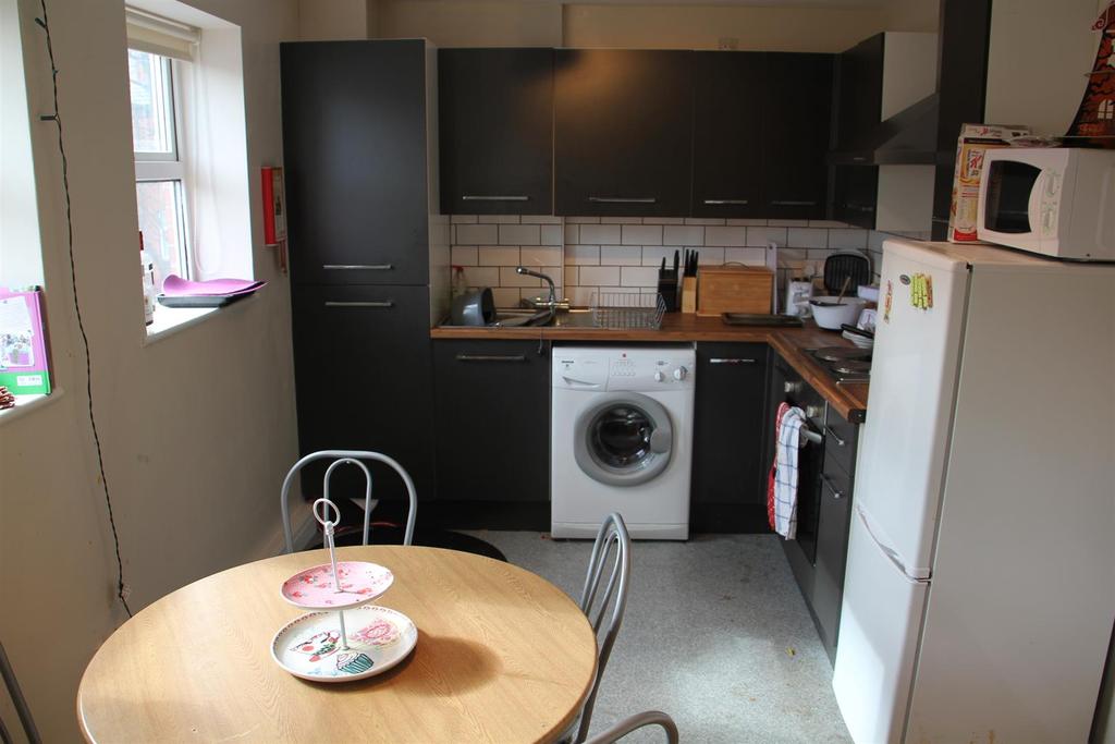 Headingley Rise, Welton Road, Hyde Park, Leeds 3 bed apartment £429
