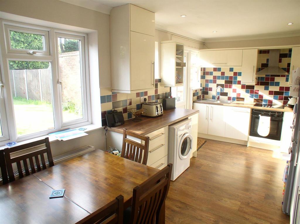 Beech Close, Hersham, Walton on Thames 2 bed semidetached house £