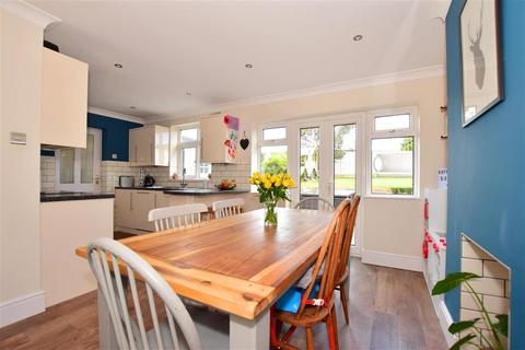 4 Aintree Grove, Upminster, RM14 2NU
