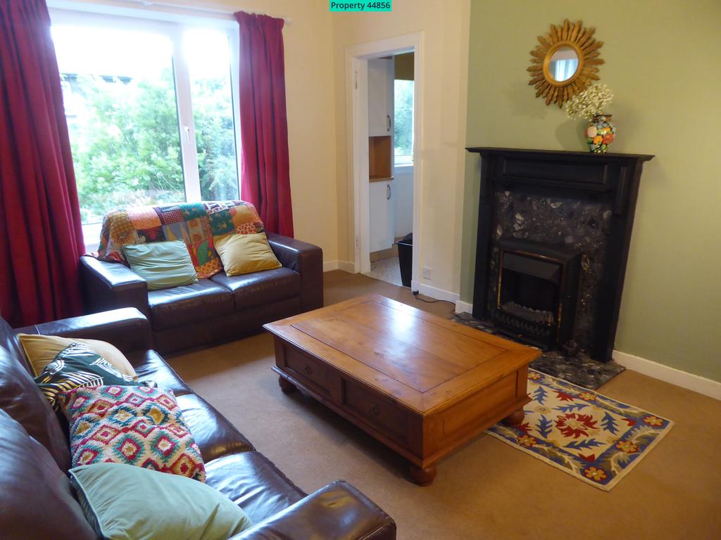 Ripon Drive, Glasgow 2 bed flat £850 pcm (£196 pw)