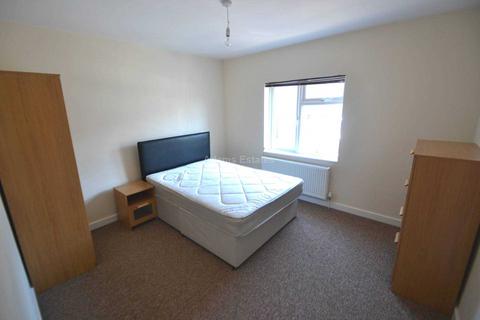3 bedroom terraced house to rent, Brighton Road, Reading