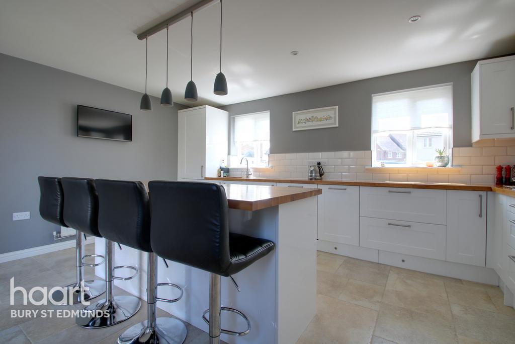 Sycamore Drive, Bury St Edmunds 4 bed detached house £450,000