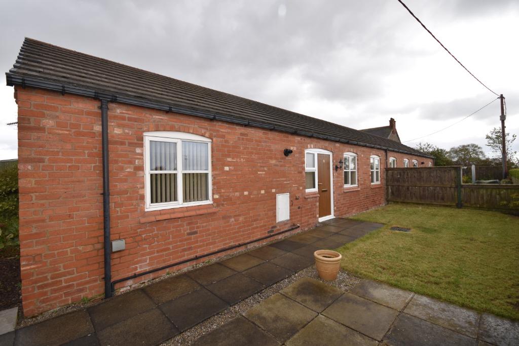 Wrexham Road, Holt, LL13 2 bed bungalow £675 pcm (£156 pw)