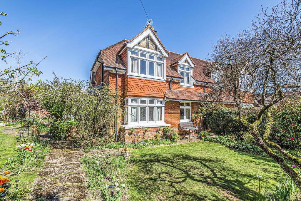 Pottery Lane, Farnham, GU10 3 bed semidetached house £750,000