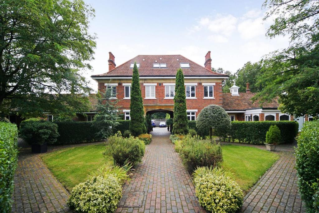 Windsor Forest Court, Mill Ride, Ascot, Berkshire, SL5 2 bed flat £1,695 pcm (£391 pw)