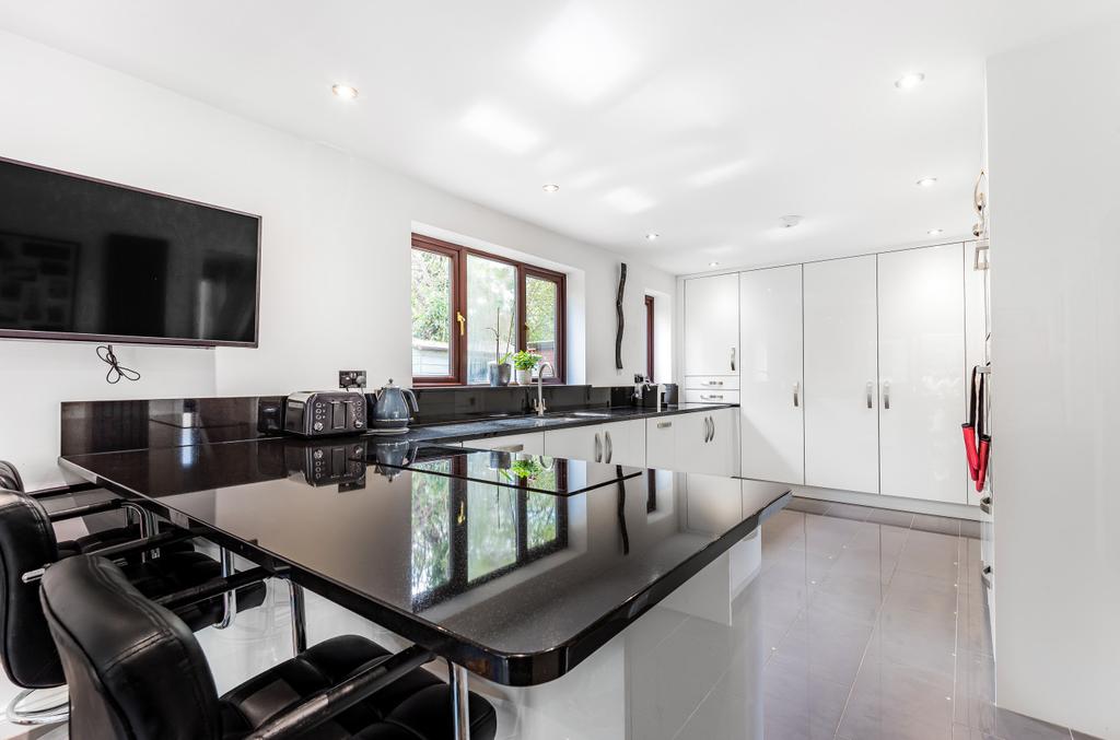 Goodlands Vale, Hedge End, Hampshire, SO30 4 bed detached house £500,000