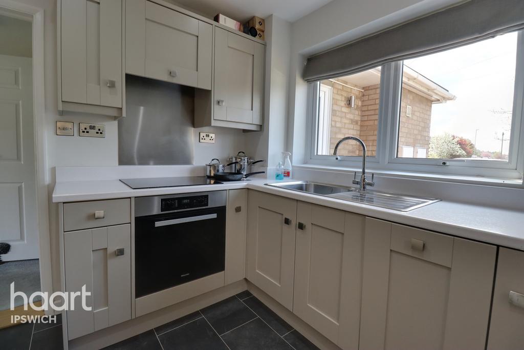 Defoe Road, Ipswich 3 bed semidetached house £300,000