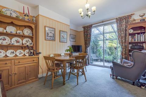 18 Fairway, London, SW20 9DN