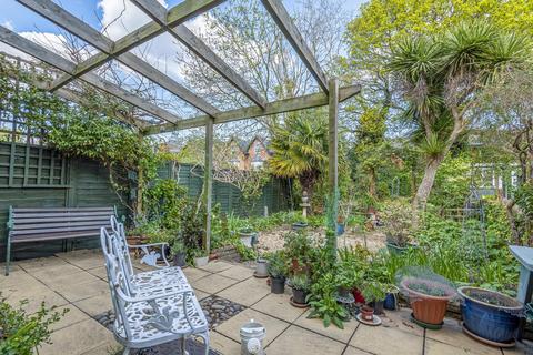 18 Fairway, London, SW20 9DN