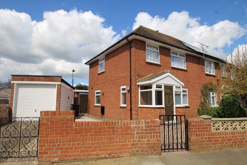 Griffin Crescent, Littlehampton 3 bed semidetached house £1,300 pcm (£300 pw)