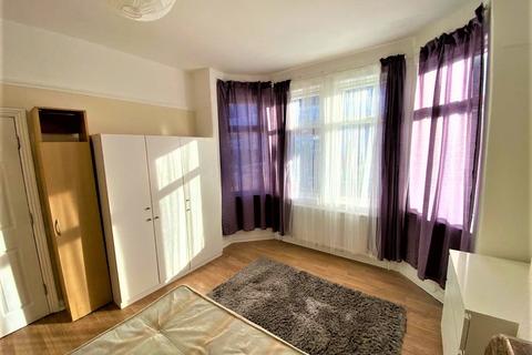 1 bedroom in a house share to rent - London N22