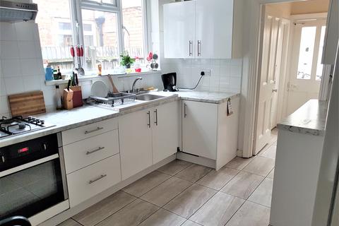 1 bedroom in a house share to rent - London N22