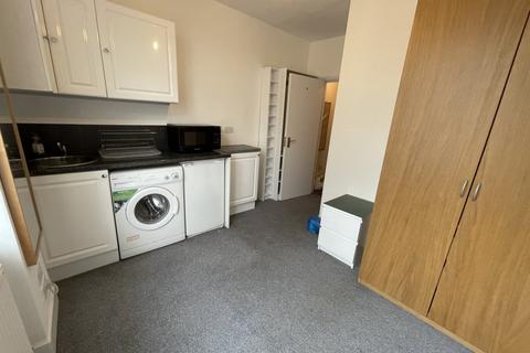 Studio to rent, 24 Lascotts Road, Wood Green