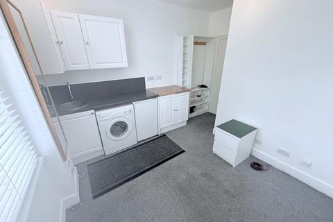 Studio to rent, Lascotts Road, Wood Green