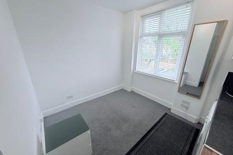 Studio to rent, Lascotts Road, Wood Green