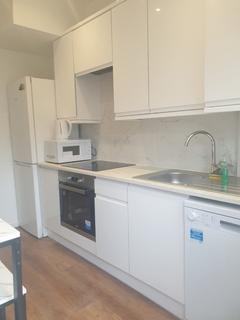 1 bedroom in a house share to rent, Princes Avenue, Palmers Green