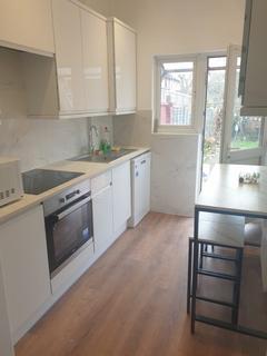 1 bedroom in a house share to rent, Princes Avenue, Palmers Green