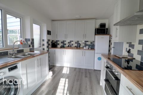 31 The Spinney, Grayshott, Hindhead, GU26 6DY