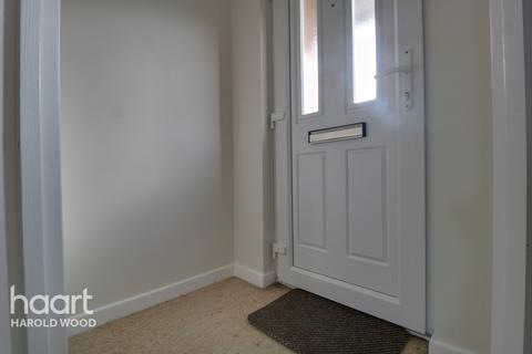 3 Camellia Close, Romford, RM3 0XW