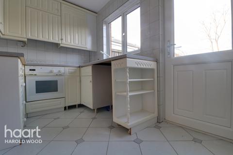 3 Camellia Close, Romford, RM3 0XW