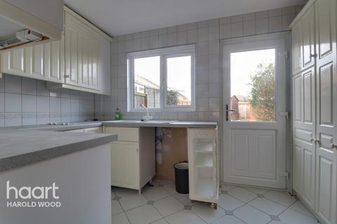 3 Camellia Close, Romford, RM3 0XW