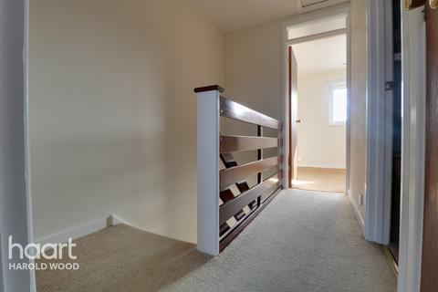 3 Camellia Close, Romford, RM3 0XW