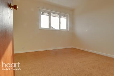 3 Camellia Close, Romford, RM3 0XW