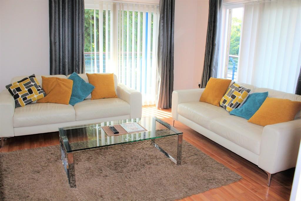 Close, Weymouth 2 bed apartment £200,000