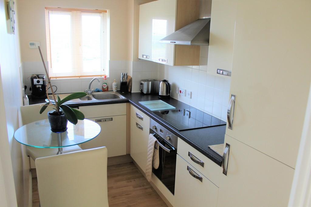 Close, Weymouth 2 bed apartment £200,000