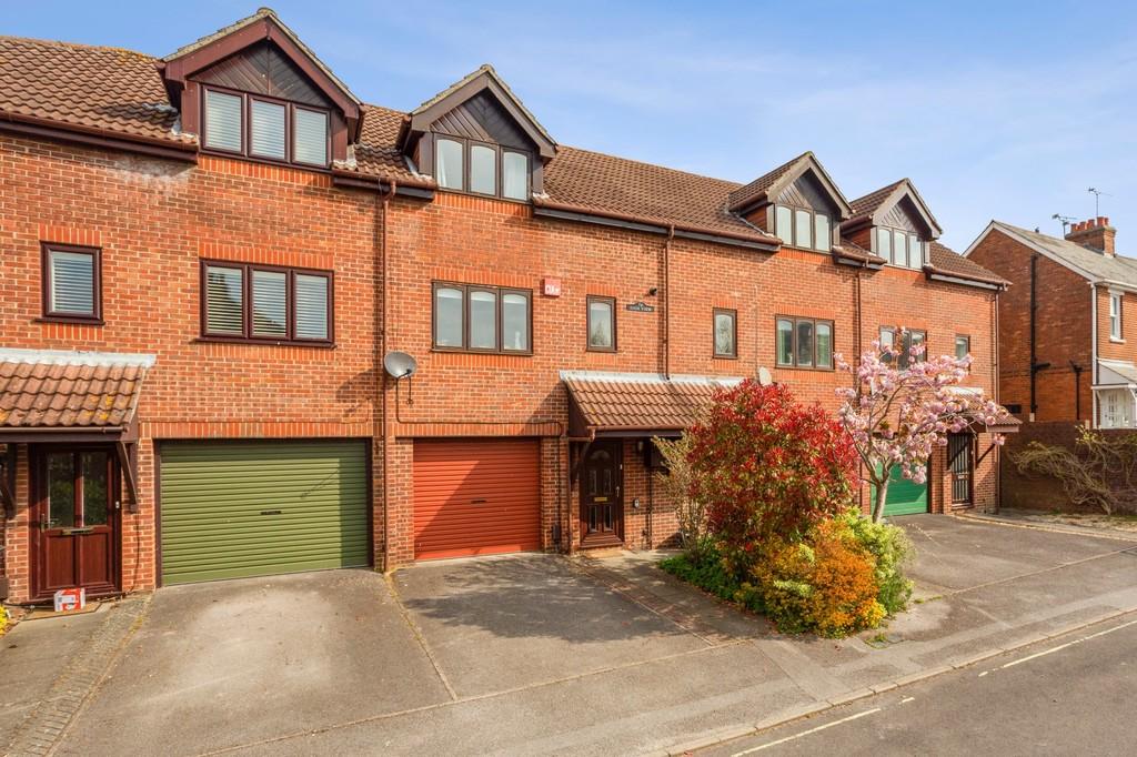 Woolner Avenue, Petersfield 3 bed terraced house £375,000