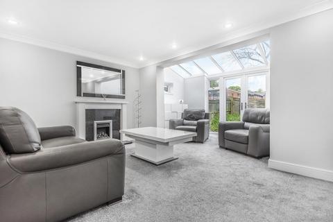 25 Garden Close, London, SE12 9TG