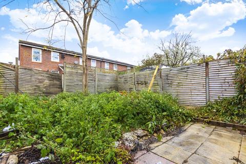 25 Garden Close, London, SE12 9TG