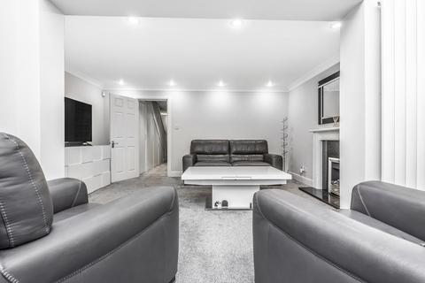 25 Garden Close, London, SE12 9TG