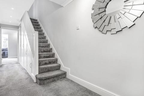 25 Garden Close, London, SE12 9TG