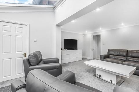 25 Garden Close, London, SE12 9TG