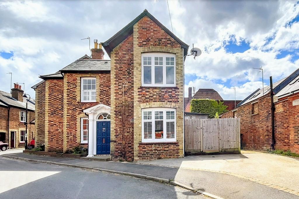 Hart Gardens, Dorking 2 bed end of terrace house £465,000