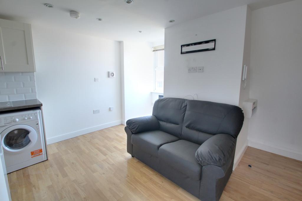 Apartment in Leicester, Knighton Fields - View 3