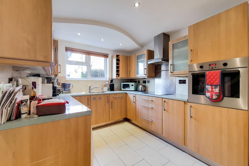 Allingham Close, London, W7 4 bed end of terrace house £550,000