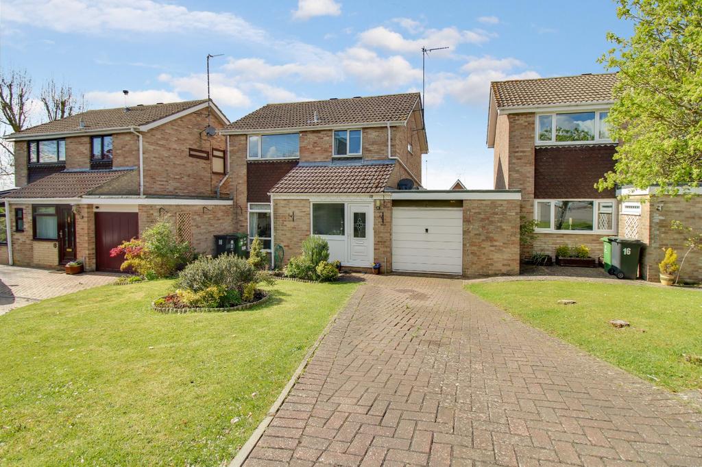 Bute Close, Highworth, Wiltshire, SN6 3 bed link detached house £300,000