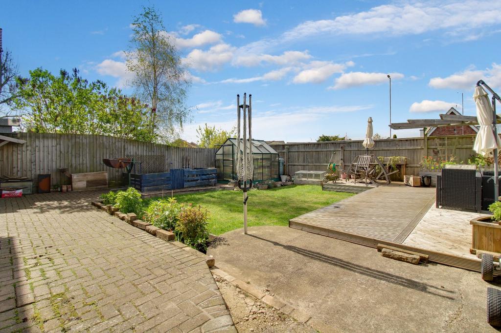 Bute Close, Highworth, Wiltshire, SN6 3 bed link detached house £300,000