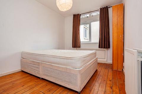 4 bedroom property to rent, Cedars Road, London
