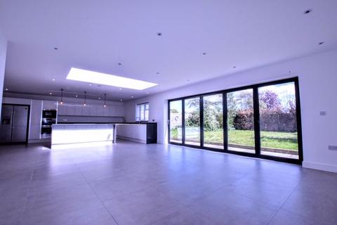 4 bedroom chalet to rent - Grove Park, Tring