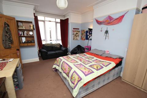 3 bedroom house to rent, Brudenell Avenue, Leeds LS6