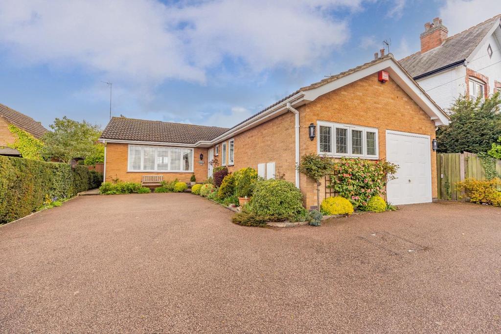 Desford Road, Kirby Muxloe, Leicester 3 bed detached bungalow £425,000