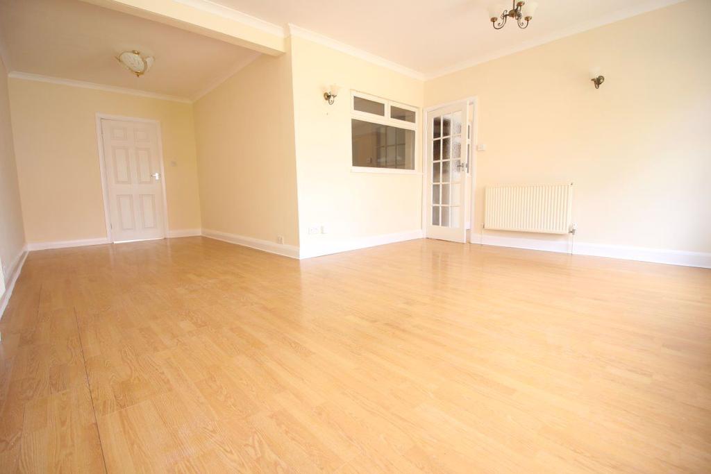 Oundle Avenue, Bushey 4 bed bungalow £2,000 pcm (£462 pw)