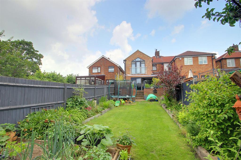 Fairway, Hemel Hempstead 3 bed semidetached house £525,000