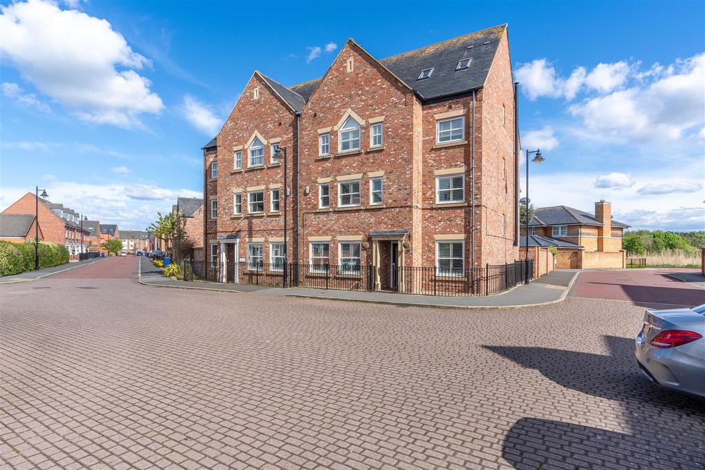 Halton Way, Great Park, Gosforth, NE3 6 bed semidetached house £525,000