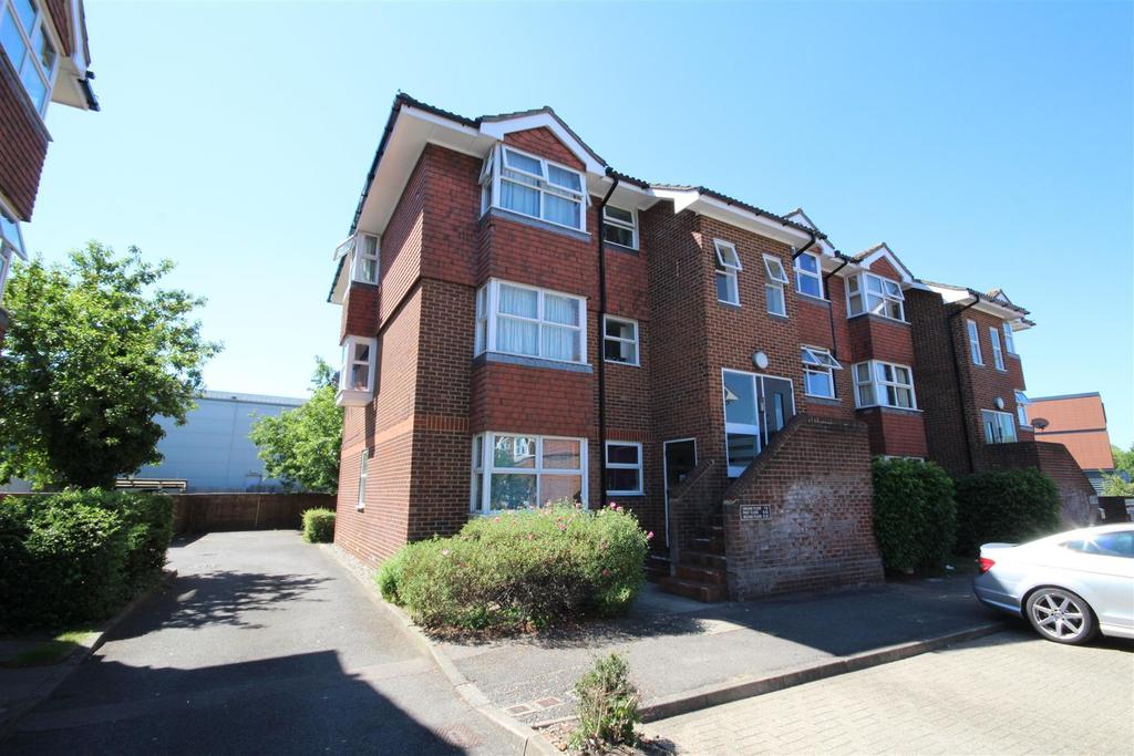 Springside Court, Josephs Road, Guildford 2 bed flat £1,000 pcm (£231 pw)