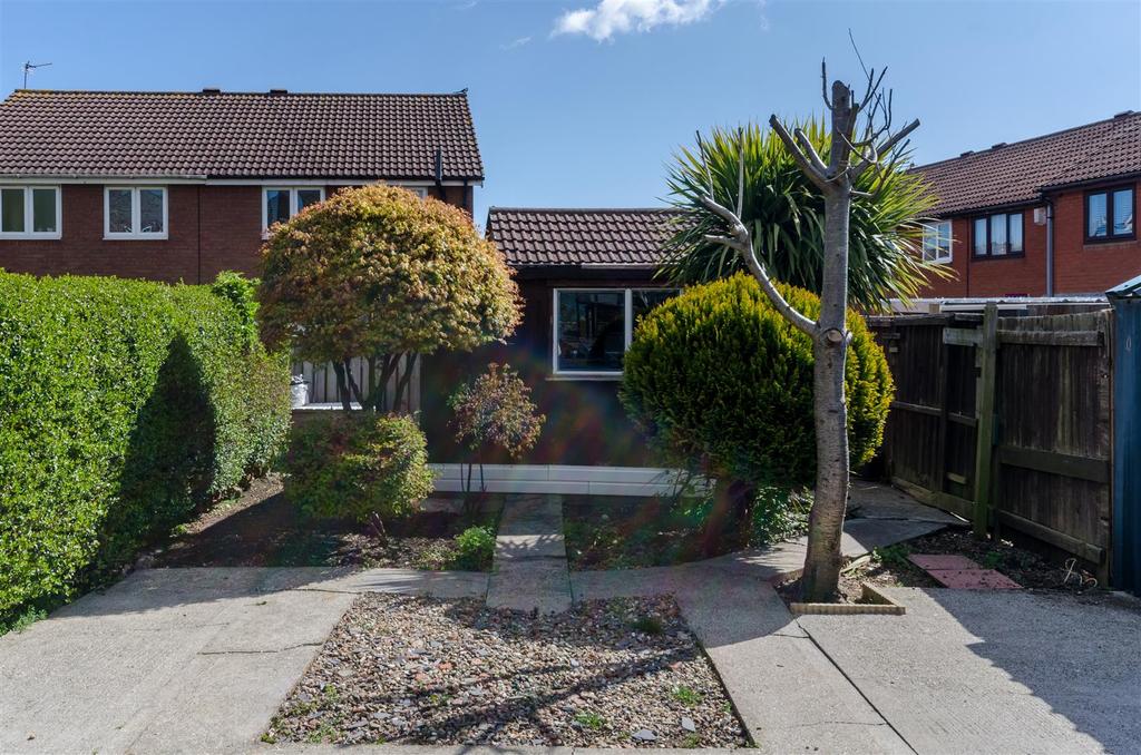 Lascelles Avenue, Withernsea 3 bed end of terrace house £145,000