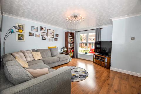 31 Oaklands Drive, Willerby, Hull, HU10 6BJ